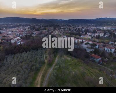 Luftaufnahme von Kostanjevica nach Gorizia. Drohne Foto von Blick auf den westlichen Teil der Border City Stockfoto