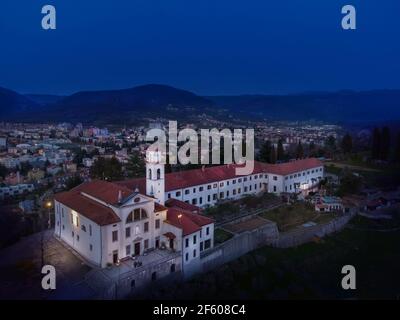 Luftaufnahme der Kirche von Kostanjevica mit Nova Gorica. Blick Von Drone, Stadt Dahinter. Stockfoto