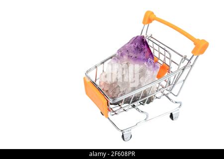 Einzelner roher natürlicher purpurner Amethyst Kristall in einem kleinen Einkaufwagen isoliert auf weißem Hintergrund für Edelsteinläden ausgeschnitten. Stockfoto