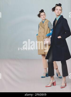 Plakatwerbung Prada Modehaus in Papierzeitschrift von 2015 Jahr, Anzeige, kreative Prada Anzeige von 2010s Stockfoto