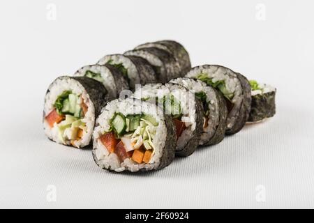 Brötchen mit frischem Gemüse, Gurken, Paprika, Karotten und Kohl auf weißem Hintergrund, isoliert. Nahaufnahme mit einem Kopierbereich für den Text. Vegane s Stockfoto