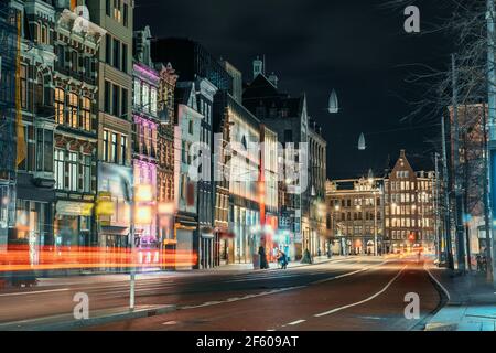 Nacht Blick auf die Stadt Amsterdam, Straße mit beleuchteten Gebäuden der alten europäischen Stadt, Niederlande. Stockfoto
