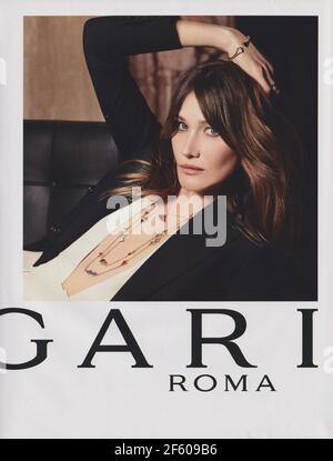 Plakat Werbung BVLGARI Modehaus mit Carla Bruni in Papier Magazin von 2015 Jahr, Werbung, kreative Bulgari Anzeige von 2010s Stockfoto