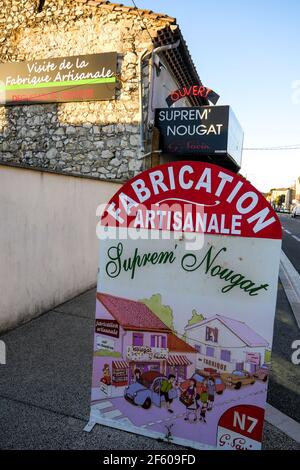 Nougat-Laden, ehemalige Nationalstraße 7 bei Sonnenuntergang, Montélimar, Drome, Frankreich Stockfoto