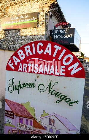 Nougat-Laden, ehemalige Nationalstraße 7 bei Sonnenuntergang, Montélimar, Drome, Frankreich Stockfoto