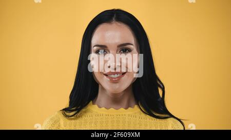 Porträt der fröhlichen, Brünette Frau lächelt an der Kamera isoliert auf gelb Stockfoto