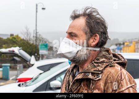 Bantry, West Cork, Irland. März 2021, 29th. Ein Mann erscheint vor dem Bezirksgericht Bantry wegen des Besitzes von Sprengstoffen, Schusswaffen und Munition. Der Mann, in den 50er Jahren, erschien in Kampfkleidung gekleidet. Quelle: AG News/Alamy Live News Stockfoto