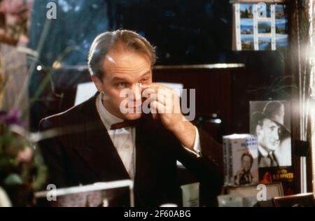 In meinem Herzen, Schatz... aka Stadtmusik, Dokumentarfilm, Deutschland 1989, Darsteller: Ulrich Tukur vor dem Spiegel in der Garderobe Stockfoto