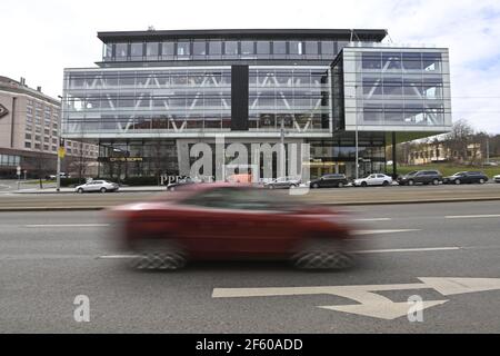 Die schwarze Flagge auf dem Gebäude des PPF-Tores in Prag, Tschechische Republik, 29. März 2021. Der tschechische Milliardär Petr Kellner ist am Samstag bei einem Hubschrauberunfall in Alaska gestorben, schreibt die New York Times und PPF-Sprecherin bestätigte heute. Kellner, der reichste tschechische Geschäftsmann, war Mehrheitseigner der PPF. Die Polizei von Alaska sagte, dass ein Mann aus der Tschechischen Republik, 56, namens Petr Kellner, zu den Opfern des Flugzeugabsturzes gehörte. Auch gibt es einen anderen Tschechen, 50, namens Benjamin Larochaix unter ihnen. Drei weitere Menschen starben bei dem Unfall, darunter der Pilot. Eine Person ist in einem ernsten, aber stabilisierten c Stockfoto