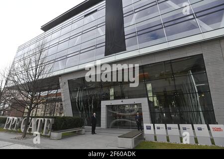 Die schwarze Flagge auf dem Gebäude des PPF-Tores in Prag, Tschechische Republik, 29. März 2021. Der tschechische Milliardär Petr Kellner ist am Samstag bei einem Hubschrauberunfall in Alaska gestorben, schreibt die New York Times und PPF-Sprecherin bestätigte heute. Kellner, der reichste tschechische Geschäftsmann, war Mehrheitseigner der PPF. Die Polizei von Alaska sagte, dass ein Mann aus der Tschechischen Republik, 56, namens Petr Kellner, zu den Opfern des Flugzeugabsturzes gehörte. Auch gibt es einen anderen Tschechen, 50, namens Benjamin Larochaix unter ihnen. Drei weitere Menschen starben bei dem Unfall, darunter der Pilot. Eine Person ist in einem ernsten, aber stabilisierten c Stockfoto