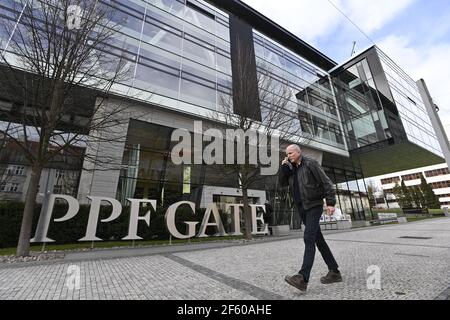 Die schwarze Flagge auf dem Gebäude des PPF-Tores in Prag, Tschechische Republik, 29. März 2021. Der tschechische Milliardär Petr Kellner ist am Samstag bei einem Hubschrauberunfall in Alaska gestorben, schreibt die New York Times und PPF-Sprecherin bestätigte heute. Kellner, der reichste tschechische Geschäftsmann, war Mehrheitseigner der PPF. Die Polizei von Alaska sagte, dass ein Mann aus der Tschechischen Republik, 56, namens Petr Kellner, zu den Opfern des Flugzeugabsturzes gehörte. Auch gibt es einen anderen Tschechen, 50, namens Benjamin Larochaix unter ihnen. Drei weitere Menschen starben bei dem Unfall, darunter der Pilot. Eine Person ist in einem ernsten, aber stabilisierten c Stockfoto