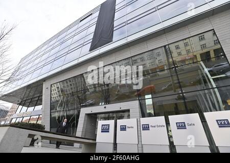 Die schwarze Flagge auf dem Gebäude des PPF-Tores in Prag, Tschechische Republik, 29. März 2021. Der tschechische Milliardär Petr Kellner ist am Samstag bei einem Hubschrauberunfall in Alaska gestorben, schreibt die New York Times und PPF-Sprecherin bestätigte heute. Kellner, der reichste tschechische Geschäftsmann, war Mehrheitseigner der PPF. Die Polizei von Alaska sagte, dass ein Mann aus der Tschechischen Republik, 56, namens Petr Kellner, zu den Opfern des Flugzeugabsturzes gehörte. Auch gibt es einen anderen Tschechen, 50, namens Benjamin Larochaix unter ihnen. Drei weitere Menschen starben bei dem Unfall, darunter der Pilot. Eine Person ist in einem ernsten, aber stabilisierten c Stockfoto