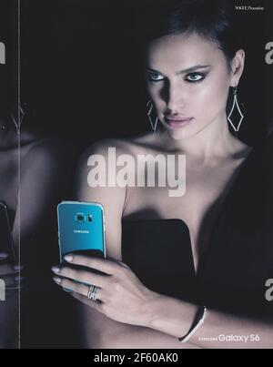 Plakat Werbung SAMSUNG Galaxy S6 Smartphone mit Irina Shayk in Papier-Magazin von 2015 Jahr, kreative SAMSUNG 2010s Anzeige Stockfoto