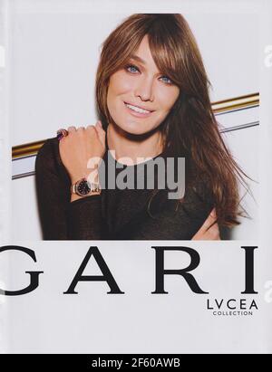 Plakat Werbung BVLGARI Modehaus mit Carla Bruni in Papier Magazin von 2015 Jahr, Werbung, kreative Bulgari Anzeige von 2010s Stockfoto