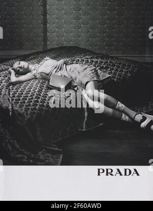 Plakat werbung PRADA Fashion House in Papier Magazin von 2015 Jahr, Werbung, kreative PRADA Anzeige von 2010 s Stockfoto