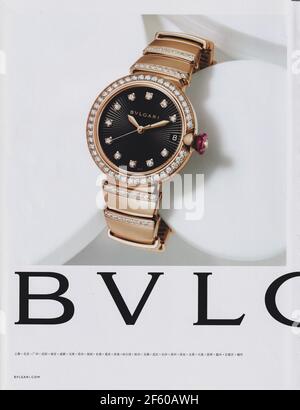 Plakat Werbung BVLGARI Modehaus mit Carla Bruni in Papier Magazin von 2015 Jahr, Werbung, kreative Bulgari Anzeige von 2010s Stockfoto