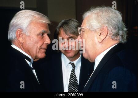 Joachim Blacky Fuchsberger, Emil Steinberger und Sir Peter Ustinov bei der Verleihung des Fernsehpreises 'Goldene Europa' in Saarbrücken, Deutschland 1992. Stockfoto