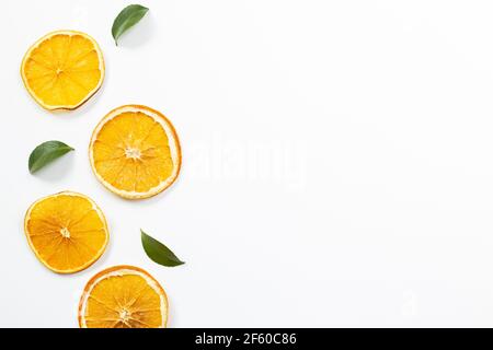Schneiden Sie orange Frucht isoliert auf weißem Hintergrund. Flach legen, Draufsicht, Kopierraum Stockfoto