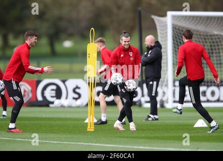 Wales' Chris Mepham, Gareth Bale und Chris Gunter (links-rechts) während des Trainings im Vale Resort, Hensol. Bilddatum: Montag, 29. März 2021. Stockfoto