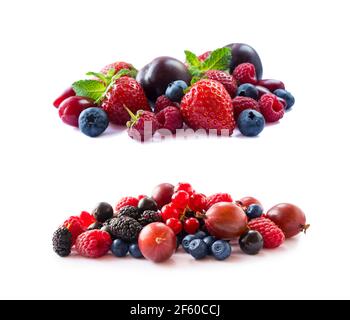 Früchte, Beeren isoliert auf weißem Hintergrund. Früchte und Beeren mit Platz für Text. Johannisbeere, Heidelbeere, Erdbeere, Pflaume, Stachelbeere, Maulbeere, Stockfoto