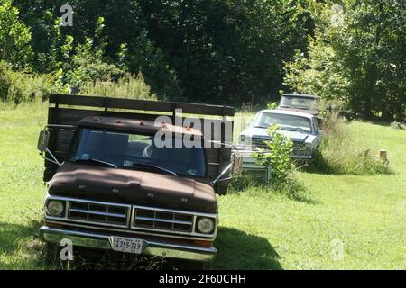 Alter Pick-up-Truck auf einem privaten Grundstück im ländlichen Virginia, USA Stockfoto