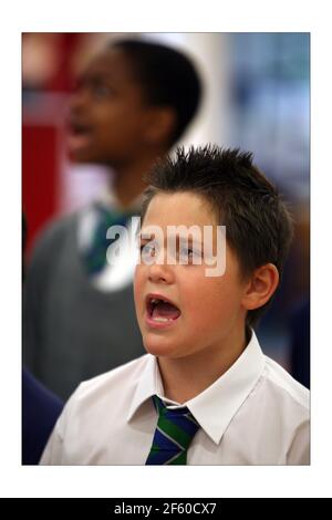 Der Schulchor .... Kingswood Primary schoolphotograph von David Sandison The Independent Stockfoto