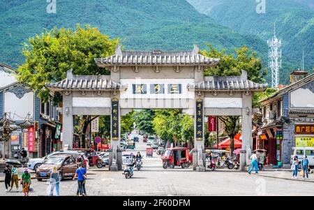 Dali China , 5. Oktober 2020 : Straßenansicht von Dali mit Torbogen Menschen, die zum Cangshan Berg im Hintergrund in Dali Yunnan China führen Stockfoto