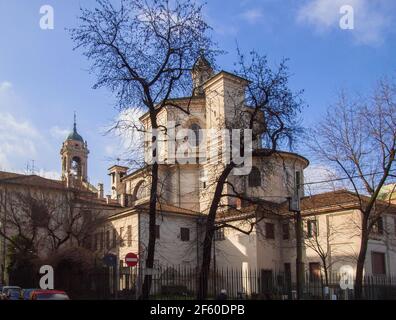 kirche San Bernardino alle Ossa von der Verziere Straße in der Innenstadt von Mailand gesehen.Lombardei, Italien. Stockfoto
