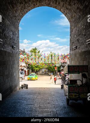 Dali China , 5. Oktober 2020 : Vertikale Ansicht des Eingangs der Dali Altstadt in Yunnan China Stockfoto