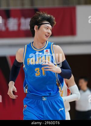 Zhuji, Chinas Provinz Zhejiang. März 2021, 29th. Wang Zhelin von Fujian Sturgeons wird während des 50th Runden Spiels zwischen Shenzhen Aviators und Fujian Sturgeons in der Saison 2020-2021 der Chinese Basketball Association (CBA) Liga in Zhuji, Ost-China Zhejiang Provinz, 29. März 2021 gesehen. Quelle: Meng Yongmin/Xinhua/Alamy Live News Stockfoto