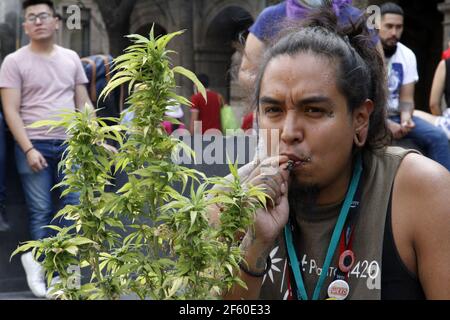 Eine Person raucht eine Marihuana-Zigarette während eines Protestes der Aktivisten von Plantón 4:20, um den Freizeitkonsum von Marihuana in Mexiko zu fordern, demonstrierten vor dem Obersten Gerichtshof der Nation, um Gleichbehandlung beim öffentlichen Konsum von mexikanischen Zigaretten zu fordern. Marihuana. Am 26. März 2021 in Mexiko-Stadt, Mexiko. Foto von Luis Barron/Eyepix/ABACAPRESS.COM Stockfoto