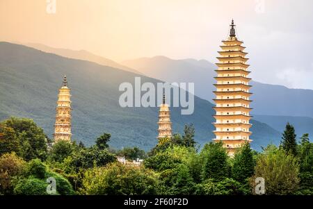 Schöne malerische Aussicht auf Dali drei Pagoden des Chongsheng Tempels Bei Sonnenuntergang mit dramatischem Licht in Dali Yunnan China Stockfoto