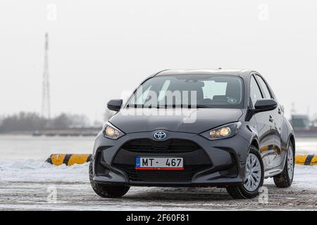 Riga, Lettland - 9. Februar 2021: Metallisch grauToyota Yaris Hybrid Y20 Edition Hatchback Auto geparkt am Meer Stockfoto