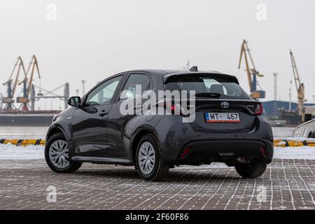 Riga, Lettland - 9. Februar 2021: Metallisch grauToyota Yaris Hybrid Y20 Edition Hatchback Auto geparkt am Meer Stockfoto