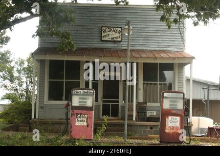 Appomattox County, VA, USA. Das alte Postamt von Beckham mit einer verlassenen Tankstelle im Vorgarten. Stockfoto