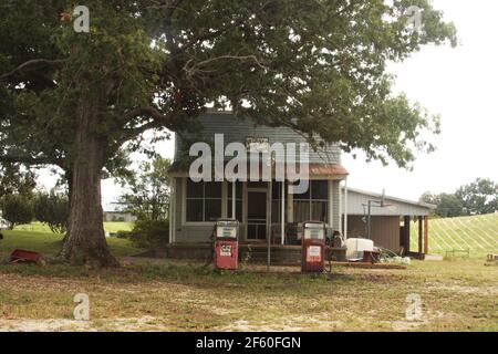 Appomattox County, VA, USA. Das alte Postamt von Beckham mit einer verlassenen Tankstelle im Vorgarten. Stockfoto