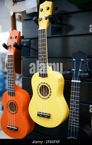 Zaporozhye, Ukraine März 14 2020 :Ukulele Gitarre mit vier Saiten für Verkauf im Markt. Stockfoto