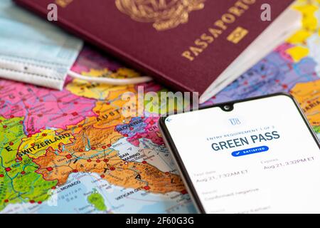 Green Pass. Die Europäische Union legt einen Virenpass vor, um die Reisefreiheit zu ermöglichen. Covid- oder Coronavirus-Impfpass oder Pass-App mit Pass, Maske Stockfoto