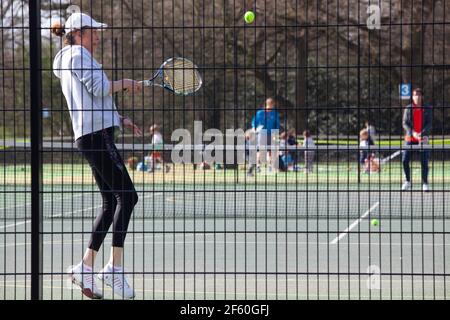 London, Großbritannien, 29. März 2021: Auf Tooting Commons spielt eine Frau Tennis, was ab heute unter der allmählichen Lockerung der Lockdown-Regeln in England erlaubt ist. Anna Watson/Alamy Live News Stockfoto