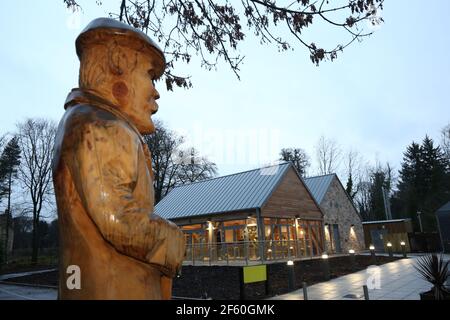 Belleisle Park Scuplture, Ayr, Ayrshire, Schottland, Großbritannien. James Braid Gedenkschnitzerei vor dem neuen Clubhaus. James Braid war ein schottischer Profi-Golfer und neben Harry Vardon und John Henry Taylor Mitglied des Großen Triumvirat des Sports. Fünf Mal gewann er die Open Championship. Er war auch ein renommierter Golfplatzarchitekt. Braid ist Mitglied der World Golf Hall of Fame. Stockfoto