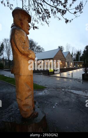 Belleisle Park Scuplture, Ayr, Ayrshire, Schottland, Großbritannien. James Braid Gedenkschnitzerei vor dem neuen Clubhaus. James Braid war ein schottischer Profi-Golfer und neben Harry Vardon und John Henry Taylor Mitglied des Großen Triumvirat des Sports. Fünf Mal gewann er die Open Championship. Er war auch ein renommierter Golfplatzarchitekt. Braid ist Mitglied der World Golf Hall of Fame. Stockfoto