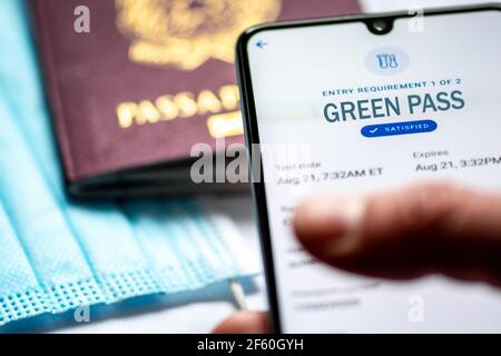 Green Pass. Die Europäische Union legt einen Virenpass vor, um die Reisefreiheit zu ermöglichen. Covid- oder Coronavirus-Impfpass oder Pass-App mit Pass, Maske Stockfoto