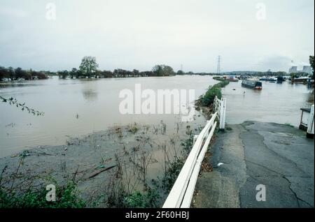 2000 Sawley - Überschwemmungen durch längere Regenfälle im Oktober und November 2000. Über der Harrington Bridge in Sawley verloren sowohl der Ziegelhof von Marshalls als auch das öffentliche Haus von Plank und Leggit Geschäfte, da die Straße aufgrund schwerer Überschwemmungen gesperrt wurde. Die Schleusentore hier auf dem Fluss Trent am Jachthafen von Sawley wurden vom Hochwasser überwältigt und der Kanal ist über seine Ufer übergelaufen. Schmale Boote schwimmen kaum innerhalb der Kanalgrenzen. Die Straße B6540 Tamworth wurde an dieser Stelle für den Verkehr gesperrt. Sawley Marina, Sawley, Derbyshire, England, Großbritannien, GB, Europa Stockfoto