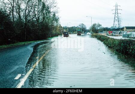 2000 Sawley - Überschwemmungen durch längere Regenfälle im Oktober und November 2000. Über der Harrington Bridge in Sawley verloren sowohl der Ziegelhof von Marshalls als auch das öffentliche Haus von Plank und Leggit Geschäfte, da die Straße aufgrund schwerer Überschwemmungen gesperrt wurde. Tamworth Road, die B6540 wurde in beide Richtungen über den Fluss Trent überflutet. Gestrandete Fahrzeuge sind nach dem Versuch, durch das Hochwasser zu gelangen, festsitzend zu sehen. Sawley Marina, Sawley, Derbyshire, England, Großbritannien, GB, Europa Stockfoto