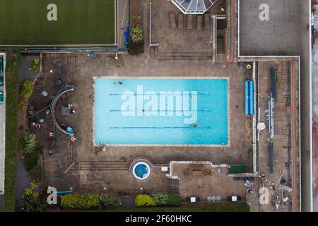 Birmingham, West Midlands, Großbritannien. März 2021. Der Edgbaston Priory Club in Birmingham wurde für Outdoor-Aktivitäten wie Tennis und Schwimmen im Außenpool wiedereröffnet, da verschiedene Coronavirus-Lockdown-Einschränkungen am „Happy Monday“ aufgehoben wurden. Die 6. Regel wurde ebenfalls eingeführt, was bedeutet, dass sich mehr Menschen draußen versammeln können. PIC by Credit: Stop Press Media/Alamy Live News Stockfoto