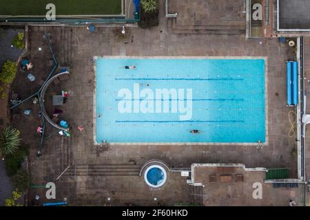 Birmingham, West Midlands, Großbritannien. März 2021. Der Edgbaston Priory Club in Birmingham wurde für Outdoor-Aktivitäten wie Tennis und Schwimmen im Außenpool wiedereröffnet, da verschiedene Coronavirus-Lockdown-Einschränkungen am „Happy Monday“ aufgehoben wurden. Die 6. Regel wurde ebenfalls eingeführt, was bedeutet, dass sich mehr Menschen draußen versammeln können. PIC by Credit: Stop Press Media/Alamy Live News Stockfoto