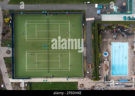Birmingham, West Midlands, Großbritannien. März 2021. Der Edgbaston Priory Club in Birmingham wurde für Outdoor-Aktivitäten wie Tennis und Schwimmen im Außenpool wiedereröffnet, da verschiedene Coronavirus-Lockdown-Einschränkungen am „Happy Monday“ aufgehoben wurden. Die 6. Regel wurde ebenfalls eingeführt, was bedeutet, dass sich mehr Menschen draußen versammeln können. PIC by Credit: Stop Press Media/Alamy Live News Stockfoto