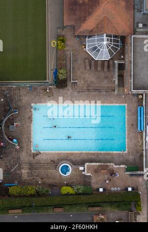 Birmingham, West Midlands, Großbritannien. März 2021. Der Edgbaston Priory Club in Birmingham wurde für Outdoor-Aktivitäten wie Tennis und Schwimmen im Außenpool wiedereröffnet, da verschiedene Coronavirus-Lockdown-Einschränkungen am „Happy Monday“ aufgehoben wurden. Die 6. Regel wurde ebenfalls eingeführt, was bedeutet, dass sich mehr Menschen draußen versammeln können. PIC by Credit: Stop Press Media/Alamy Live News Stockfoto