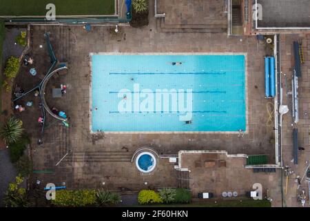 Birmingham, West Midlands, Großbritannien. März 2021. Der Edgbaston Priory Club in Birmingham wurde für Outdoor-Aktivitäten wie Tennis und Schwimmen im Außenpool wiedereröffnet, da verschiedene Coronavirus-Lockdown-Einschränkungen am „Happy Monday“ aufgehoben wurden. Die 6. Regel wurde ebenfalls eingeführt, was bedeutet, dass sich mehr Menschen draußen versammeln können. PIC by Credit: Stop Press Media/Alamy Live News Stockfoto