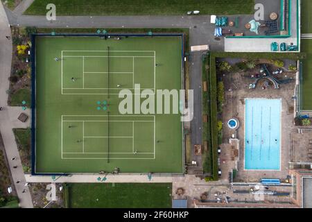 Birmingham, West Midlands, Großbritannien. März 2021. Der Edgbaston Priory Club in Birmingham wurde für Outdoor-Aktivitäten wie Tennis und Schwimmen im Außenpool wiedereröffnet, da verschiedene Coronavirus-Lockdown-Einschränkungen am „Happy Monday“ aufgehoben wurden. Die 6. Regel wurde ebenfalls eingeführt, was bedeutet, dass sich mehr Menschen draußen versammeln können. PIC by Credit: Stop Press Media/Alamy Live News Stockfoto